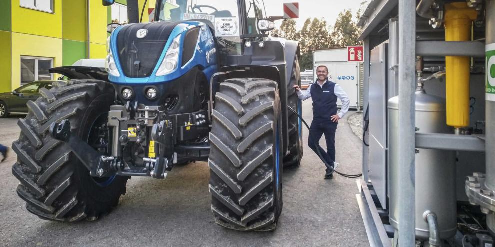 Jetzt beides förderfähig: Der Methanpower-Traktor sowie eine Hof-CNG-Tankstelle mit dem aufbereiteten Biogas-Treibstoff.