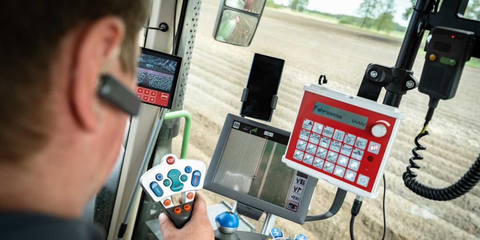 Hightech-Traktor-AdobeStock_602391938