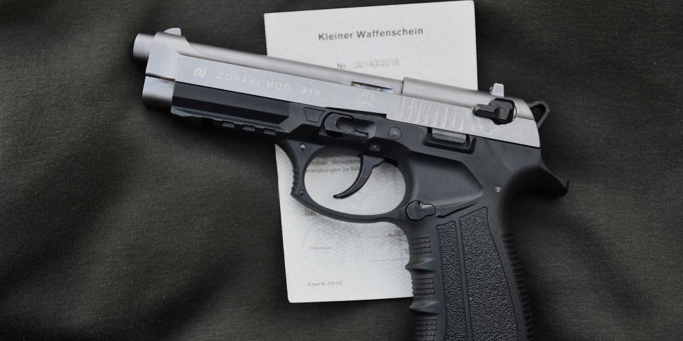 PTB-Waffe mit Kleinem Waffenschein – gerade zu Silvester birgt diese Kombination einige Stolperfallen.