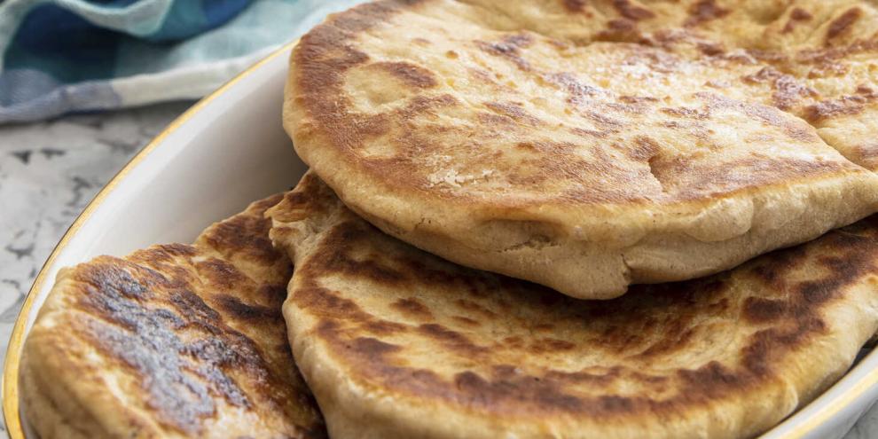 Das Fladenbrot kommt aus der Pfanne auf den Teller.