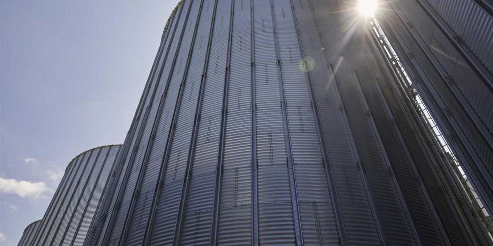 Blick von unten auf eine Getreidesilo. 