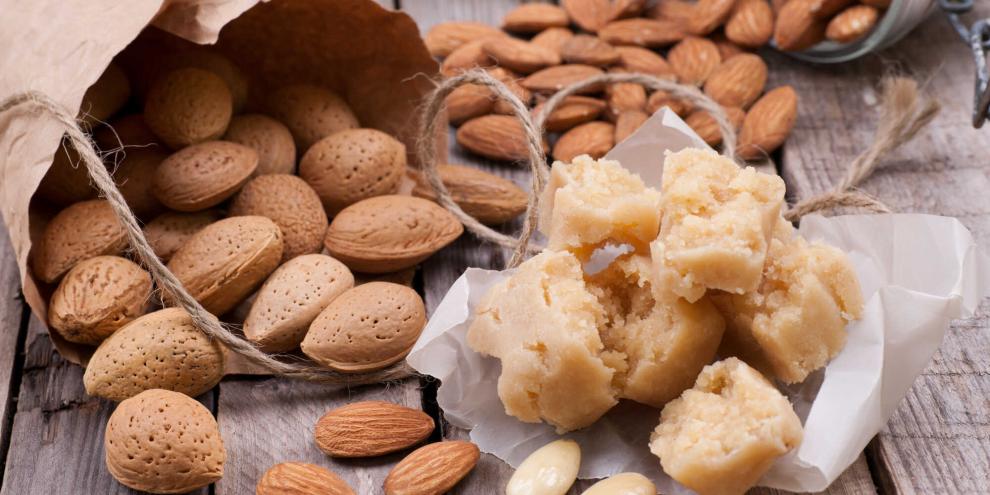 Viele Marzipan-Liebhaber sind sich einig: Wer es einmal selbst hergestellt hat, möchte die gekaufte Variante kaum noch essen.