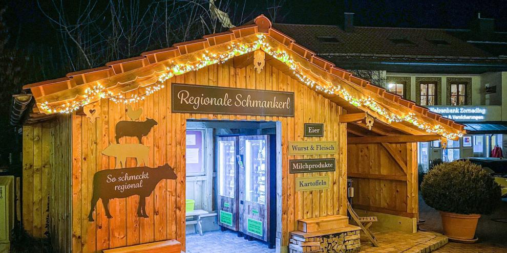 24h-verkaufshaus beleuchtet in der Nacht. 