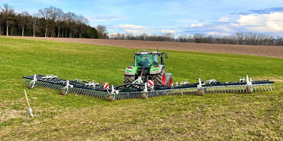 Der Variofield Striegel von DicksonKerner ist in Arbeitsbreiten von 6,3 bis 15,15 m erhältlich.