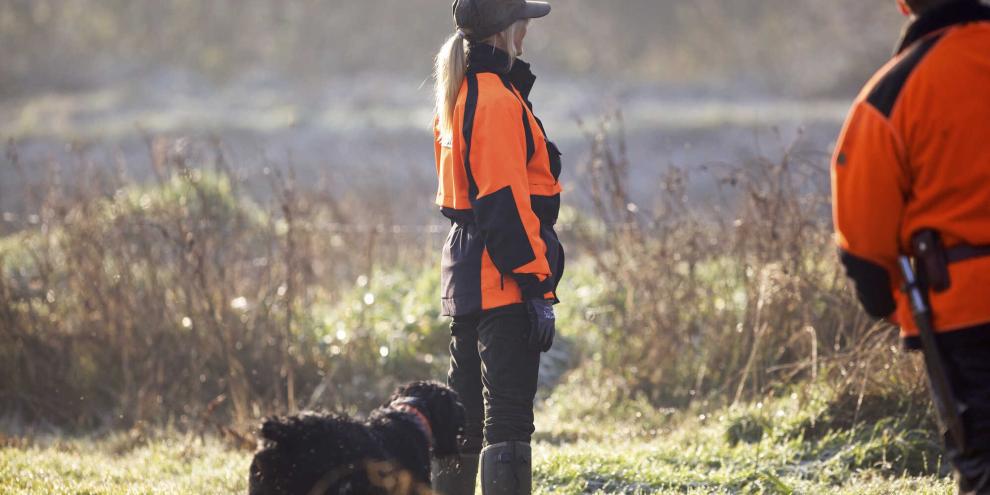 Jaegerin-Hund-Drueckjagd