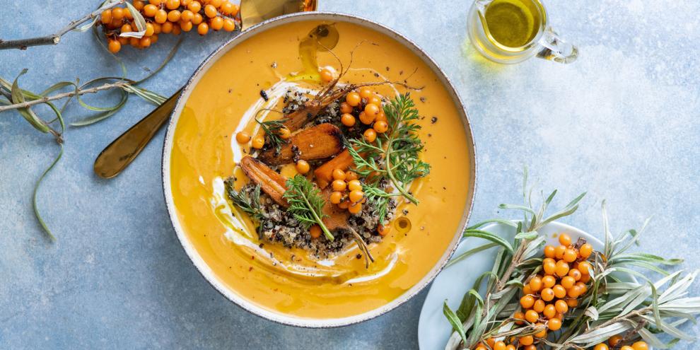 Diese leckere Suppe mit gerösteten Karotten und Sanddorn wärmt nicht nur wunderbar an kühlen Tagen, sondern macht mit ihrer sonnigen Farbe gleich gute Laune.