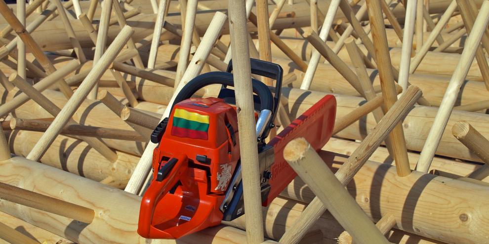 Normstämme für den Entastungswettbewerb, hier mit der Säge eines litauischen Wettkämpfers