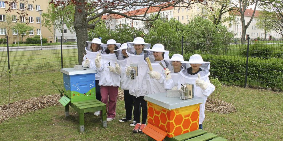 Bereit für die Durchsicht – die AG Schulimkern ist gut ausgestattet.