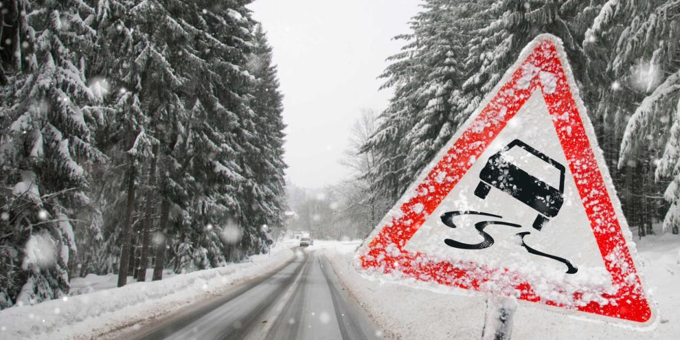 Im winterlichen Wald verlor ein Jäger die Kontrolle über sein Fahrzeug.