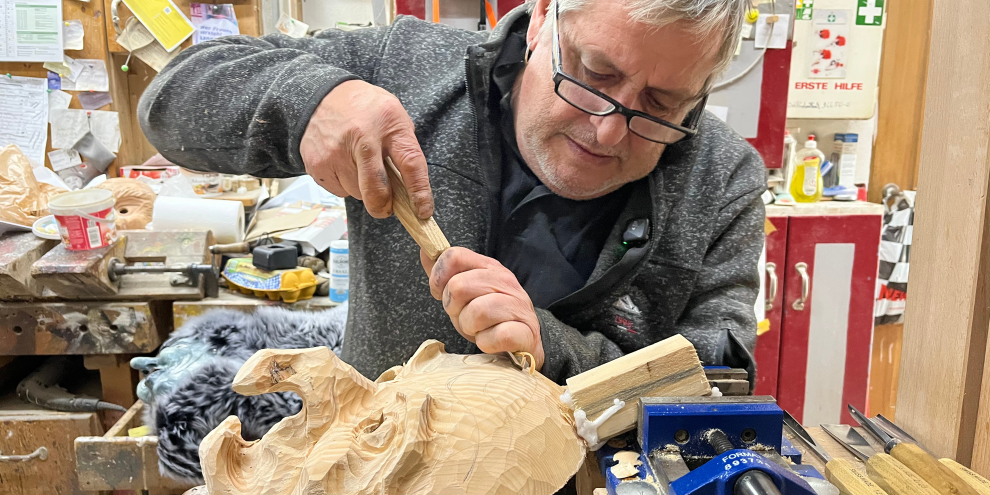 Jogi Weiß schnitzt seine Hexenmasken in stundenlanger Handarbeit. 