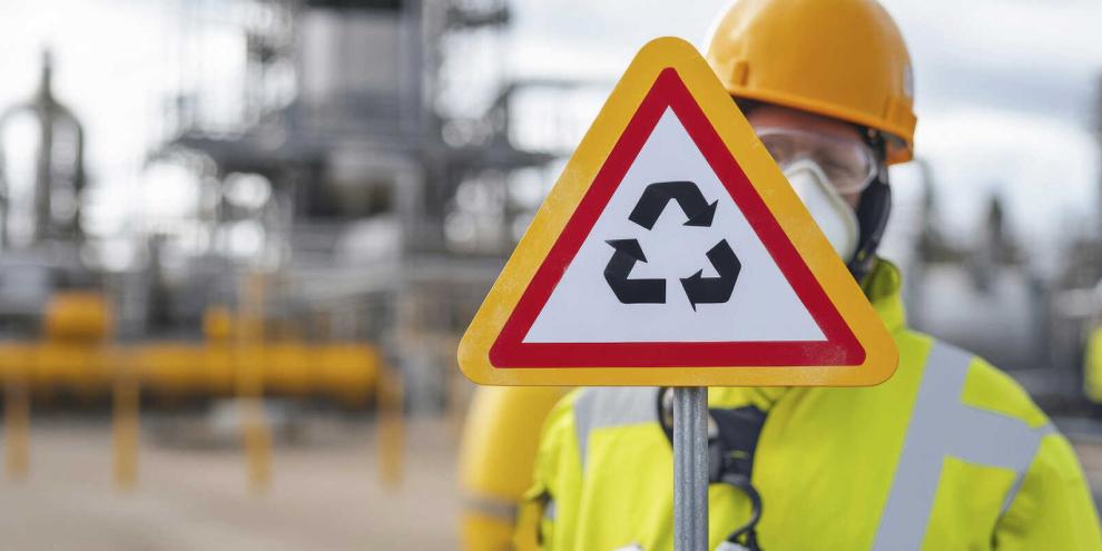 Ein Warnschild weist auf mögliche Methangaslecks hin. Sicherheitsausrüstung und klare Kennzeichnung können im Ernstfall Leben retten.