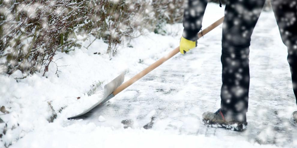 Gründliches Schneeräumen ist die beste Maßnahme gegen Glätte. Wer früh dran ist, spart sich oft eine Menge Streumittel.