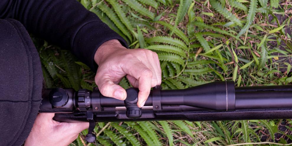 Nach dem Fund von drei toten Jäger, fragt sich eine Region ob ein Mafia-Killer unterwegs ist.