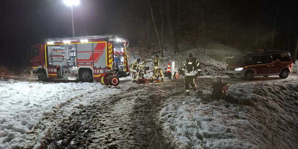 Die Feuerwehr Warburg unterstützt die Rettungskräfte in dem schwer zugänglichen Waldgebiet.