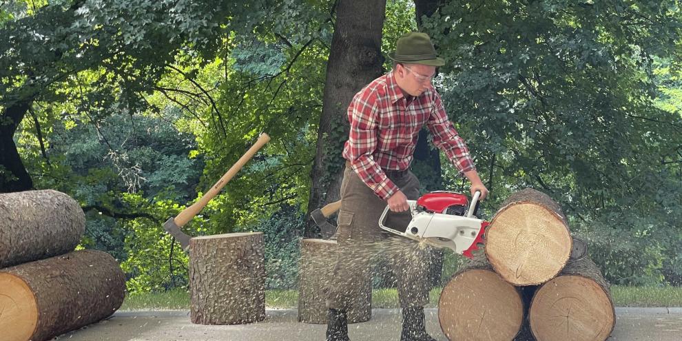 Brennholzmachen ohne große Technik macht mehrfach warm. Besonders das anschließende Spalten kann schweißtreibend sein.