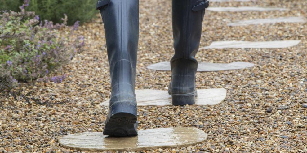 In Kies gebettete Trittplatten bringen einen trockenen Fußes von A nach B.