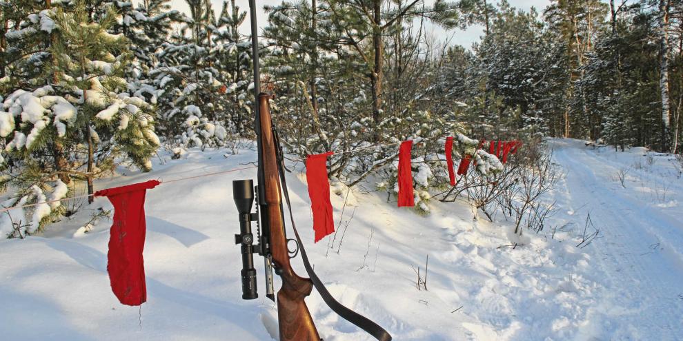 Die Lappen verhindern, dass Isegrim aus dem Treiben ausbricht.Eine Lappleine mit Stofflappen ist schwerer Auszubringen als das moderne Absperrband, aber dafür wiederverwendbar.