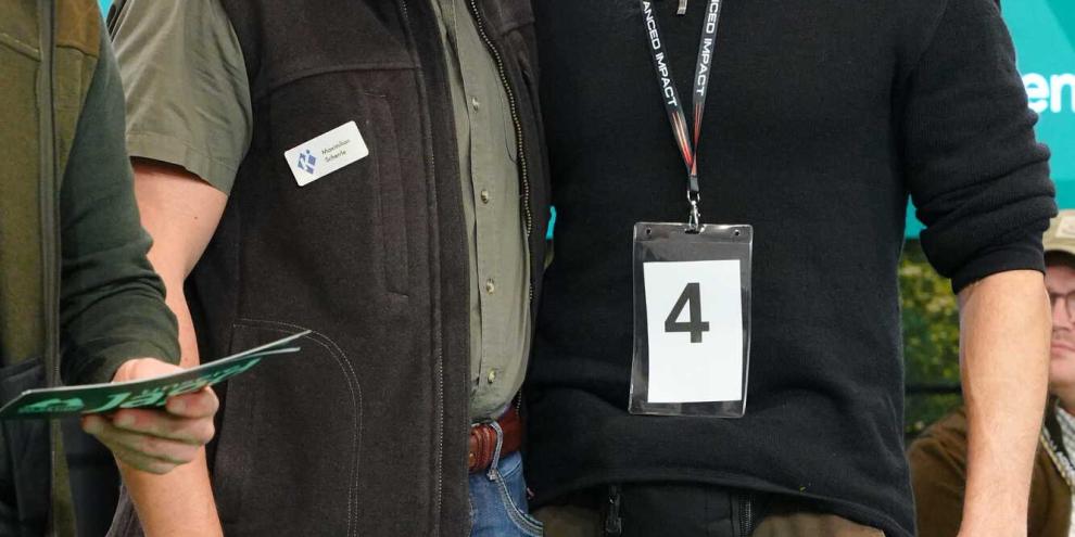 Manuel Gumina (r.) gewann nicht nur drei Kategorien. Er hatte außerdem Losglück und bekam von Krieghoff-Mitarbeiter Max Scherrle den Hauptpreis in Form eines Gutscheines überreicht: Eine Krieghoff Ultra 20 BBF TS im Kaliber 20/76 &amp; 8x57 IRS im Wert von 6.684 €!