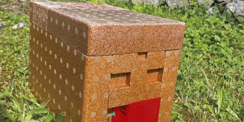 <b>6</b> Die Labyrinth-Kasette kann einfach von außen angebracht werden.