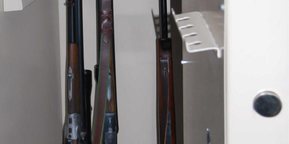 Bei einer Kontrolle durch den Landkreis Würzburg lagen laut Landratsamt zwei Verstöße gegen das Waffengesetzt vor (Symbolbild).