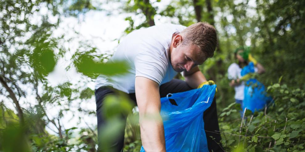 Am Waldputztag sammeln Freiwillige tonnenweise Müll. (Symbolbild)