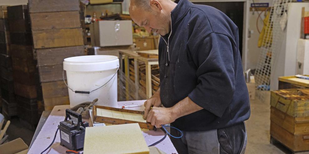 Wenn es draußen ungemütlich ist, nutzt Ralf Kolbe die Zeit zum Einlöten von Mittelwänden.