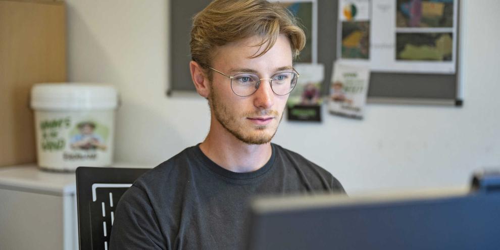Valentin Seiringer hat seine Zahlen genau im Blick. Mit seinem „Farm-Checker“ steuert er den Betrieb.