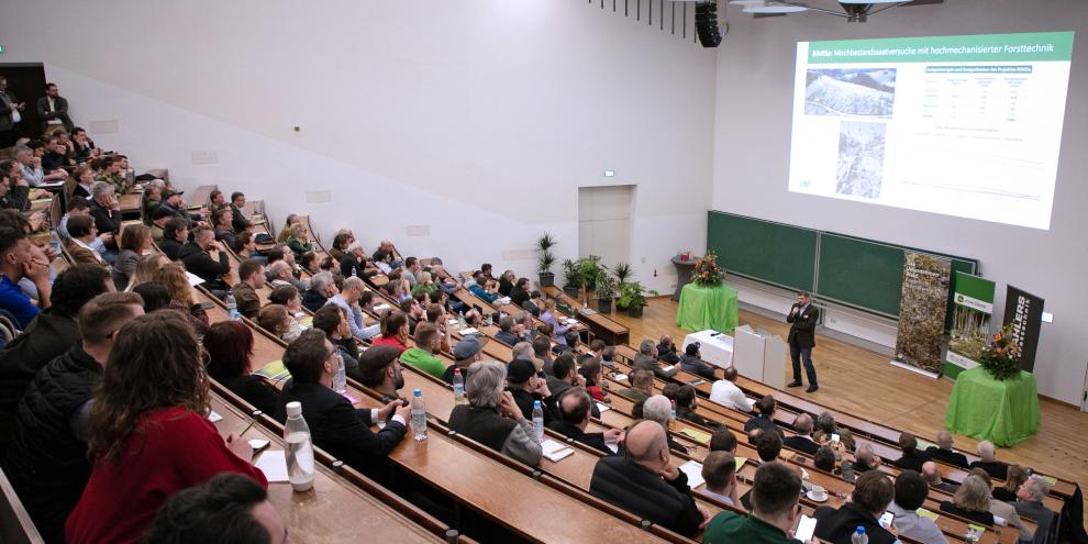 Der Forstliche Unternehmertag versammelt alljährlich die Branche in Freising.