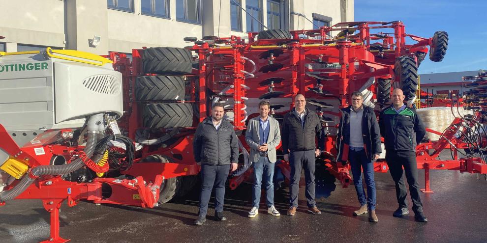 V.li.n.re.: Florian Wohlfahrt (Gebietsverkaufsleiter Pöttinger), Stefan Arnoldt (Vertriebs- und Serviceleiter Pöttinger), Benjamin Zuck (Geschäftsführer Landmaschinen Roschwitz), Tobias Grünwald (Verkaufsleiter Landmaschinen Roschwitz), Andreas Reschke (Gebietsserviceleiter Pöttinger).