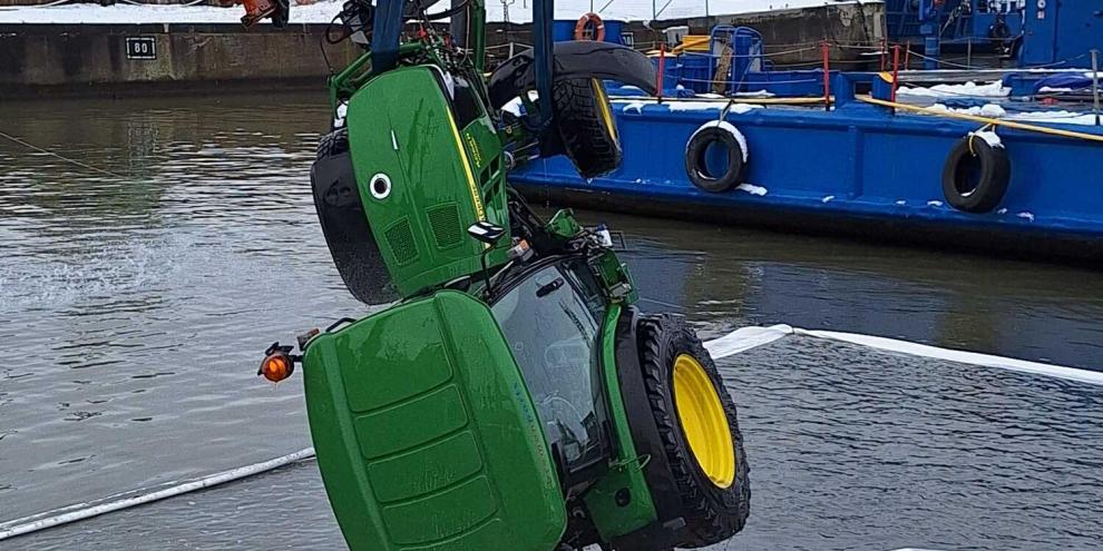 Nach dem Unfall musste der 2,5 Tonnen schwere John Deere Streutraktor mit einem Schwimmkran aus dem Hafenbecken von Bremerhaven geborgen werden.