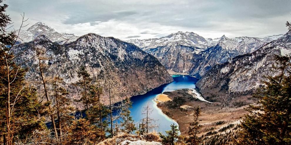  Blick hinein in das Königsseetal. Sowohl rechts vom See in den niedrig gelegenen Gebieten, als auch links und hinter dem See in höheren Lagen kommt der Rothirsch vor.
