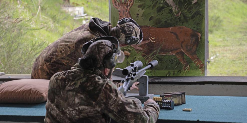 Gerade für Jungjäger kann es zuträglich sein, vor dem laufenden Keiler ein paar entspannende Kontrollschüsse abzugeben.Ob die nächste Waffenrechtsevaluierung ihr Ziel trifft, bleibt abzuwarten.