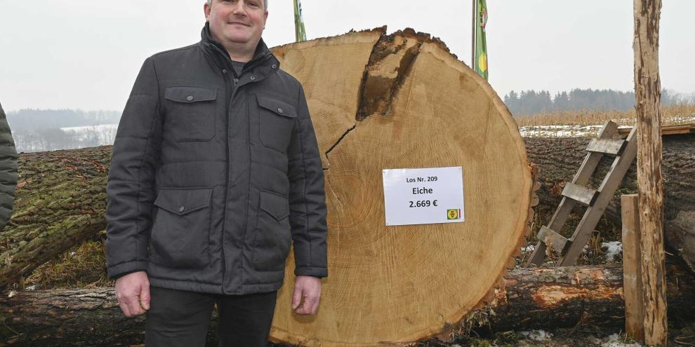 Markus Raschhofer aus Hohenzell (Bezirk Ried/I.) mit seinem Siegerstamm bei der Wertholzsubmission in Oberösterreich