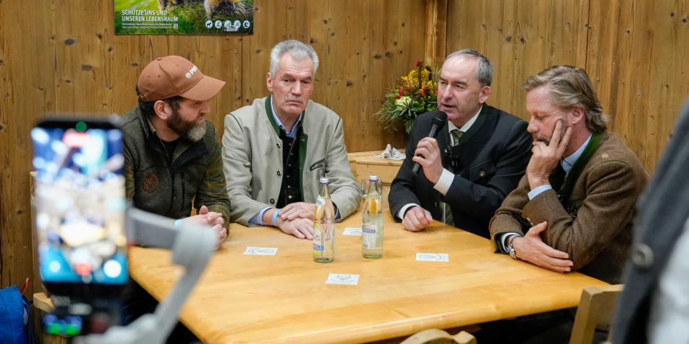 Im Anschluss an das Interview moderierte PIRSCH-Chefredakteur Martin Weber noch eine Diskussionsrunde zum Thema Rowildfütterung zwischen Hans Berger (Kreisgruooe Berchtesgaden) Staatsminister Hubert Aiwanger und Max Mayr-Melnhof (Landesjägermeister Salzburg, v.l.n.r.) statt. Nachzusehen auf dem Instagram-Kanal von pirsch.de.