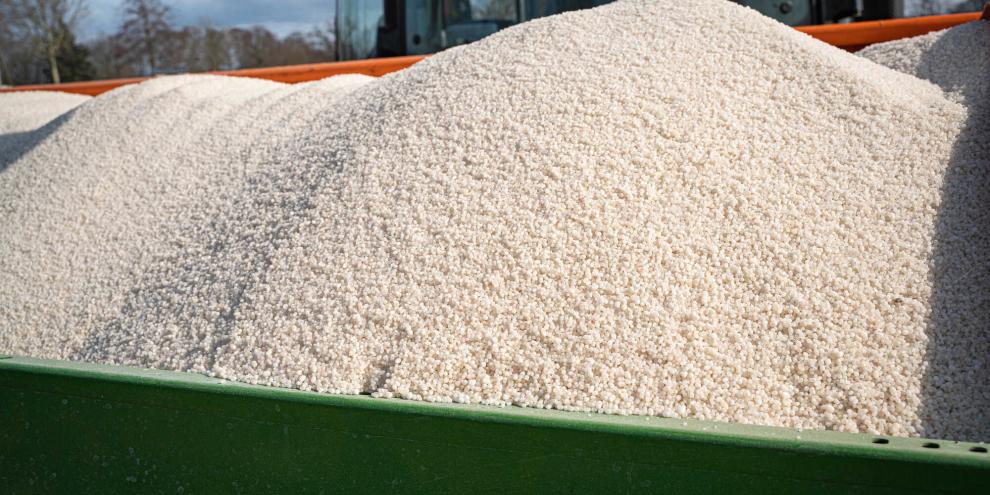 Dünger-Feldrand-Traktor-AdobeStock_493335142