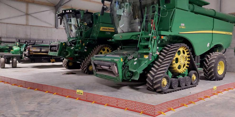 Mäuse können Mähdrescher lahmlegen: Eine Barriere soll ohne Chemie Mäuse von Mähdreschern fernhalten.