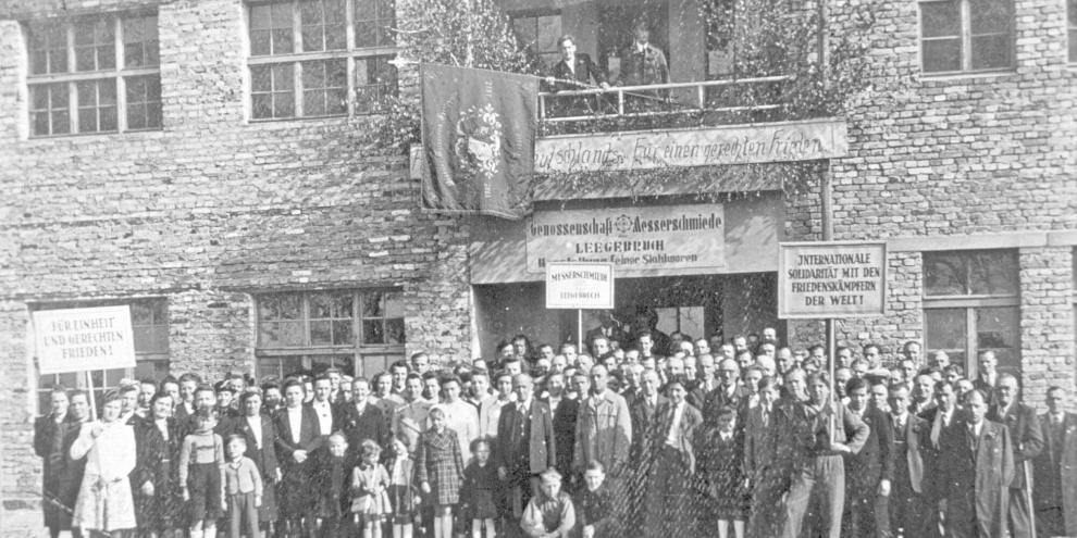 Die Belegschaft der Messerschmiede Leegebruch bei einer Maikundgebung in den 1950er-Jahren.
