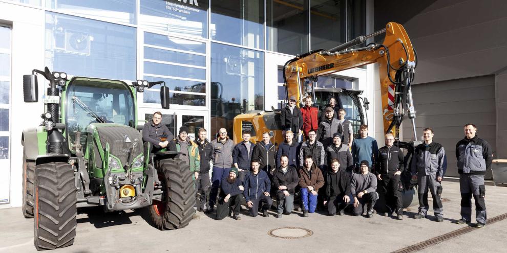 Der Kurs Land- und Baumaschinenmechatroniker 2025/2026 mit Kursleiter Manuel Meidele (rechts) und Ausbilder Georg Deffner (2.v.r.).