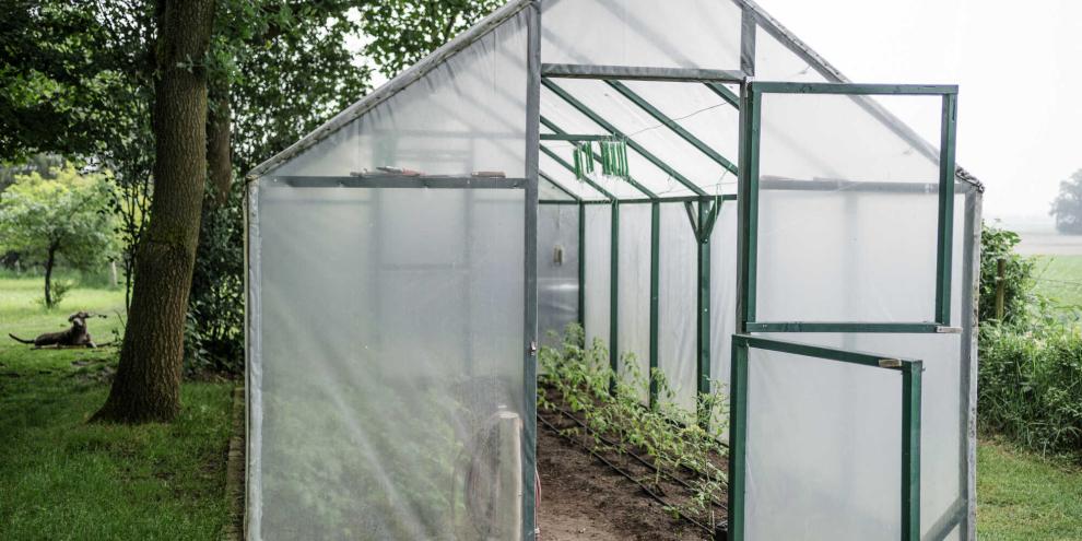 Die zweigeteilte Tür belüftet das Haus – ganz ohne Dachfenster.