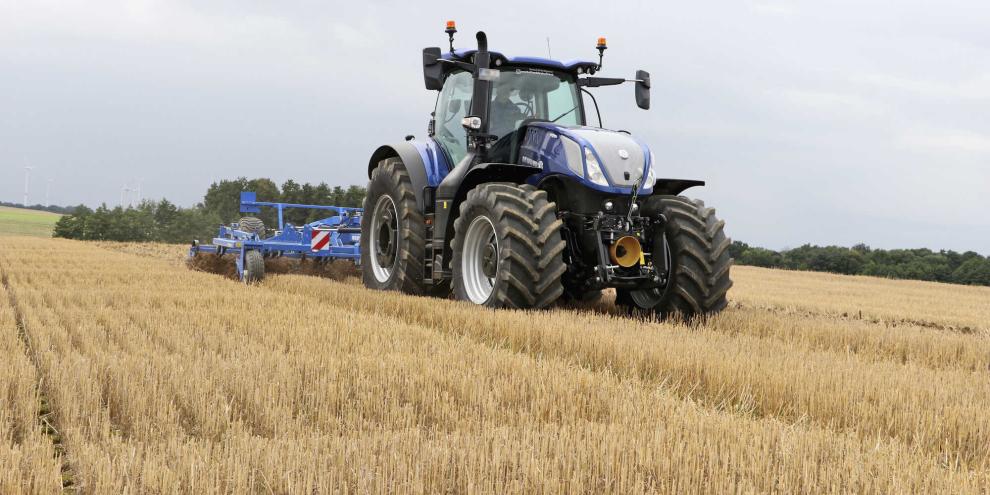 Mit 300 PS Nennleistung ist der New Holland T 7.315 in kräftiges Zugpferd. Die Marke gehört ebenso wie Case IH und Steyr zum CNH-Konzern.