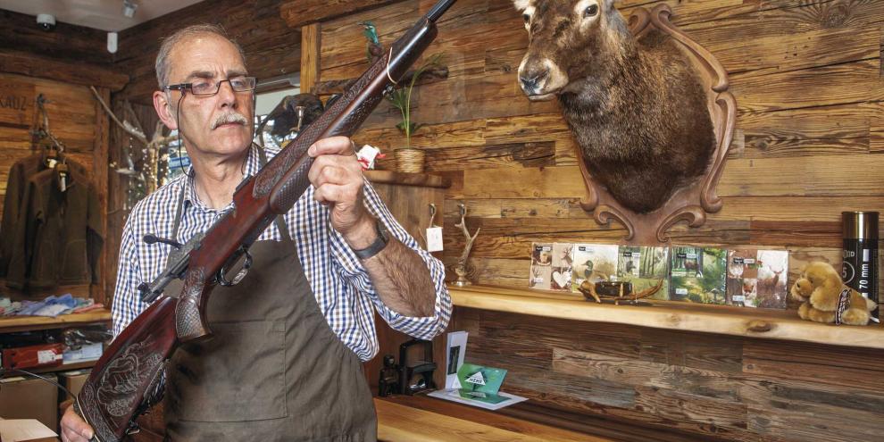 Gut investiertes Geld: Auch vor einem Waffenverkauf „von privat an privat“ lohnt eine Überprüfung durch einen versierten Büchsenmacher, wie hier bei Waffen Oberhammer in München-Pasing.