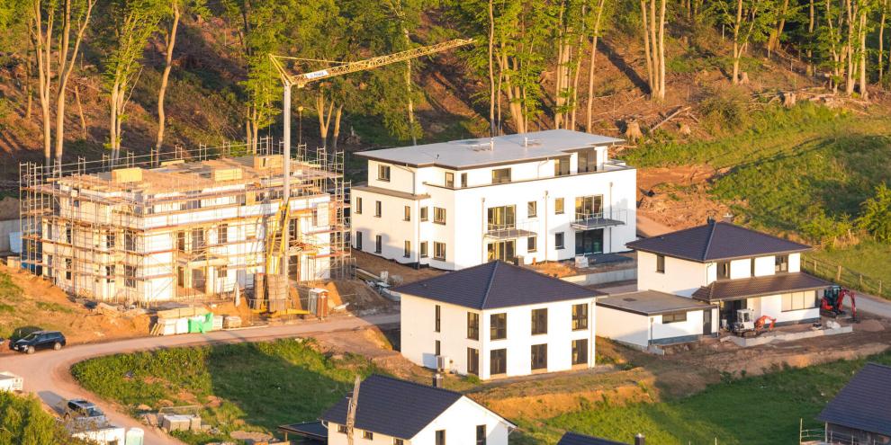 Hausbau-Siedlung-AdobeStock_419880427