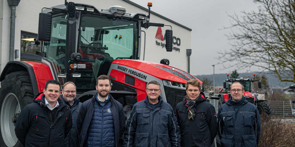 V.li.n.re.: Sören Paduch (Manager Retail Sales &amp; Dealer Management North Germany für MF), Henning Grote (Vertriebsmitarbeiter bei Keßler Landmaschinen und Fahrzeugbau), Timo und Edmund Keßler (Geschäftsführung der Keßler Landmaschinen und Fahrzeugbau), Alexander Path (Area Sales Manager bei MF), Henning Burmester (Vertriebsmitarbeiter bei Keßler Landmaschinen und Fahrzeugbau).