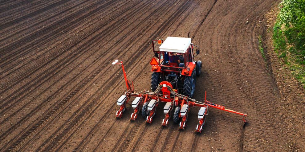 Traktor-Acker-Maisaussaat-AdobeStock_268001861