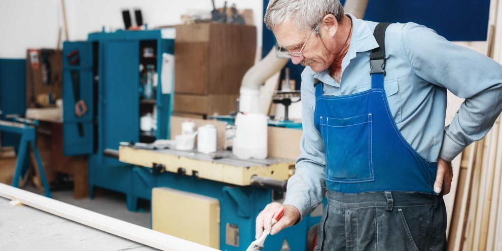 Älterer-Arbeiter-AdobeStock_407263592