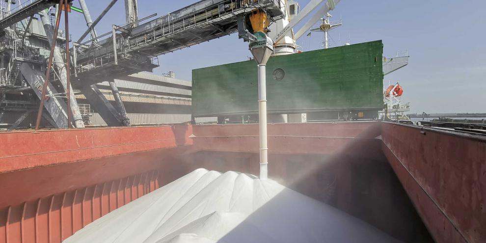 Harnstoff wird in ein Frachtschiff geladen.