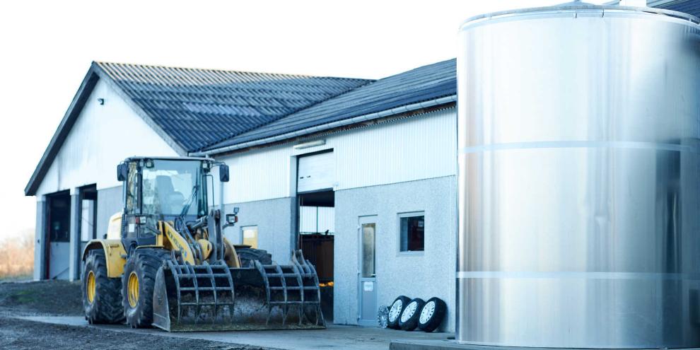 Bauernhof-Stall-Traktor-AdobeStock_417441131