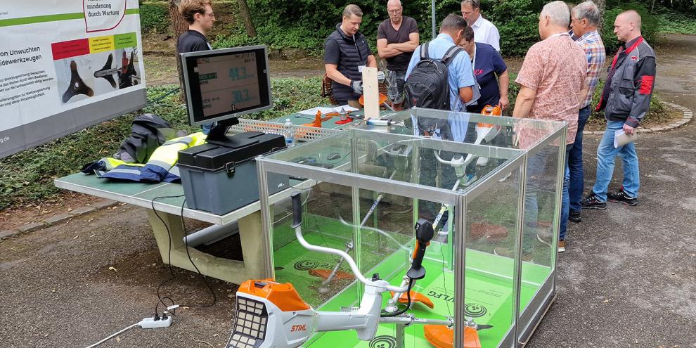 Ein Simulationsgerät am Stand der SVLFG vermittelt Vibrationen praxisnah.