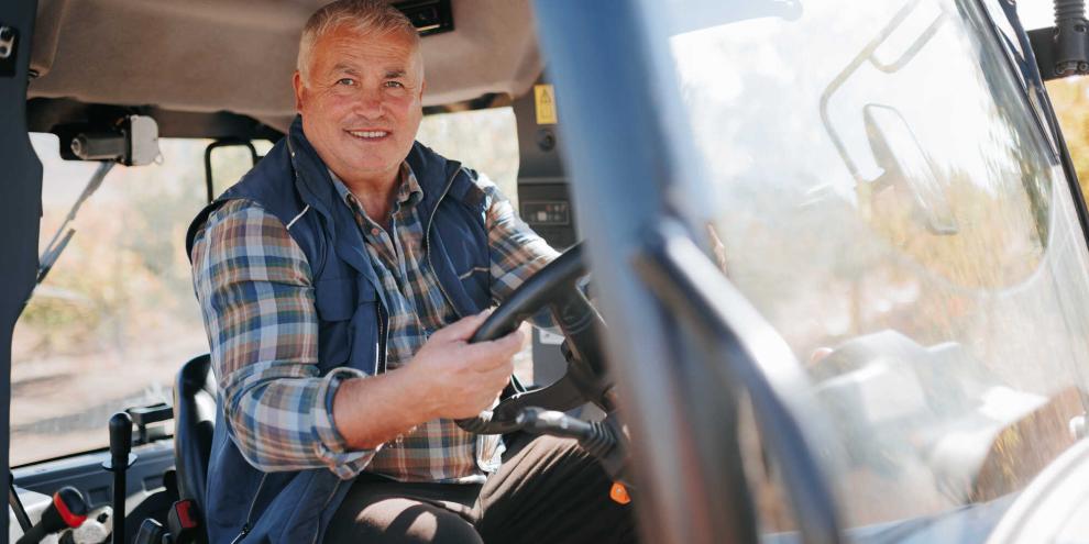 Landwirt-älter-Traktor-AdobeStock_820288752