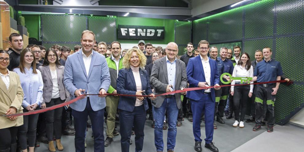V.li.n.re.: Jochen Gnann (Leiter Fendt Werk Asbach-Bäumenheim), Ingrid Bußjäger-Martin (Geschäftsführerin Finanzen &amp; IT Fendt), Martin Paninka (Erster Bürgermeister Stadt Asbach-Bäumenheim), Robin Kurzweg (Director HR Germany &amp; Fendt EME)